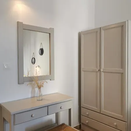 Helen's Minimal & Aliki (Paros)