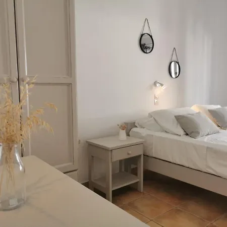Helen's Minimal & * Aliki (Paros)
