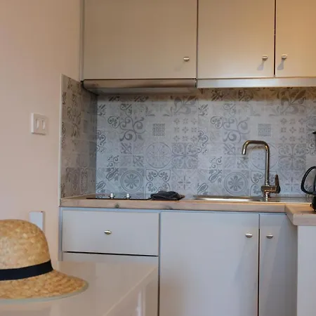 Helen's Minimal & * Alikí