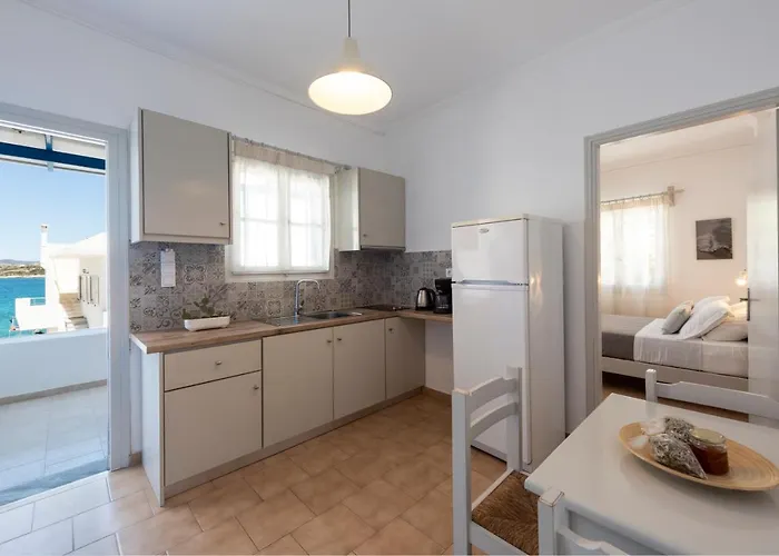 Helen's Minimal & * Aliki (Paros)