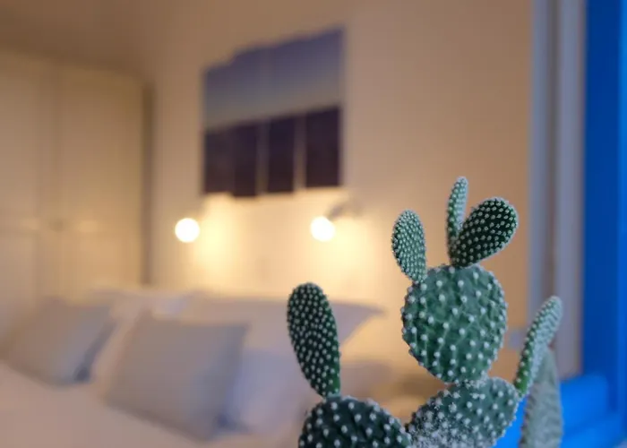 Helen's Minimal & Aliki (Paros)