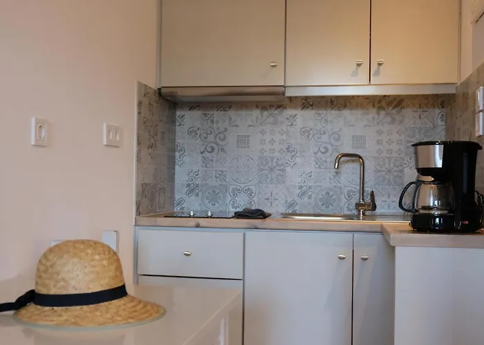 Helen's Minimal & * Aliki (Paros)