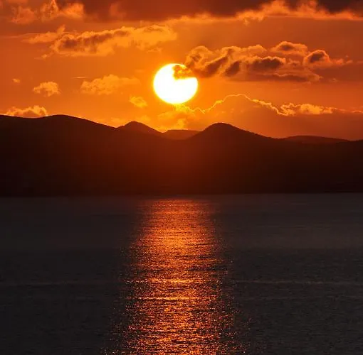 Helen's Minimal & Aliki (Paros)