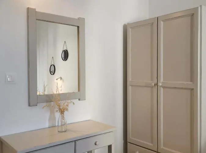 Helen's Minimal & Alikí