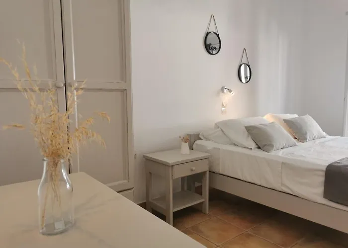 Helen's Minimal & * Aliki (Paros)